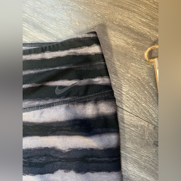 Nike Recycled Dri - Fit Black and Gray Tiger Stripe Capri Leggings. Size M - Picture 6 of 14